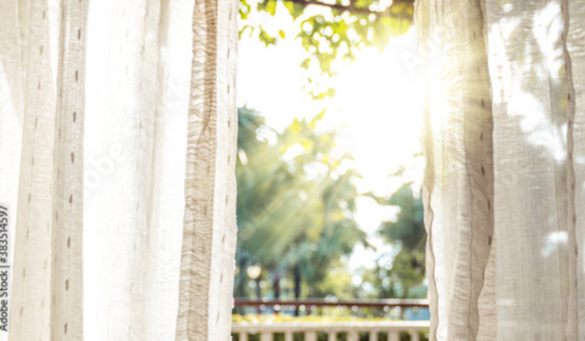 Luce del mattino su una porta aperta
